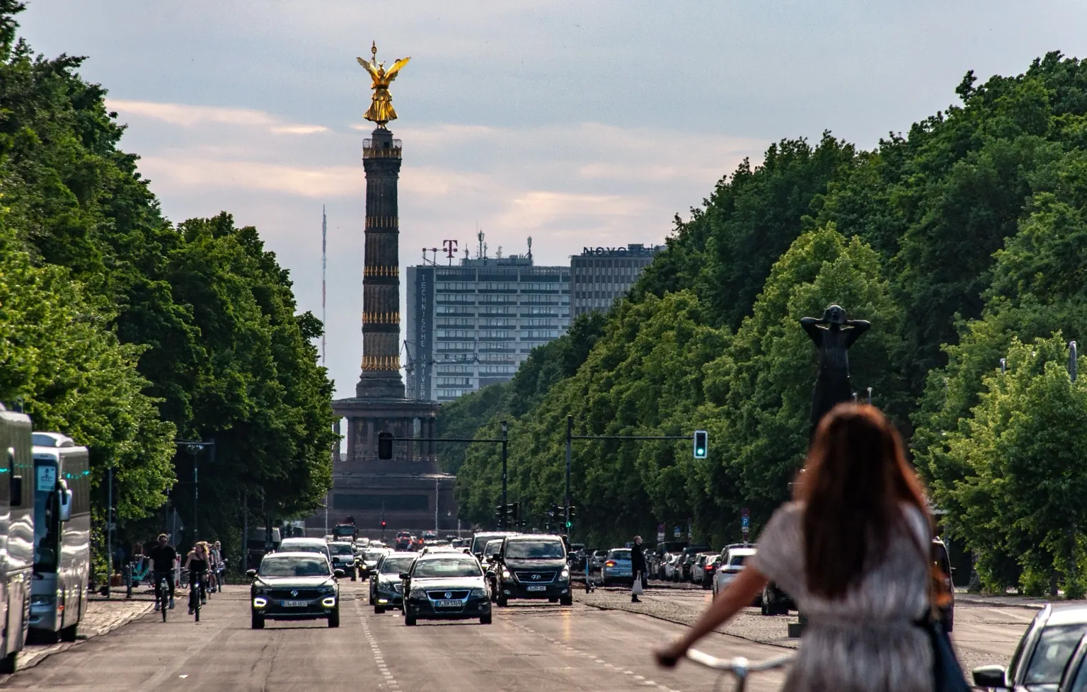 Berlin city traffic with an unobstructed view of the Victory Column – car insurance for diplomats in Germany
